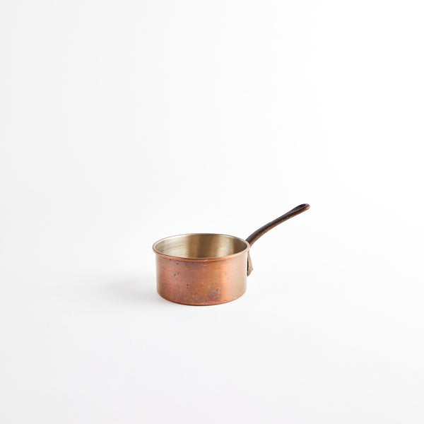 Copper pan with handle.