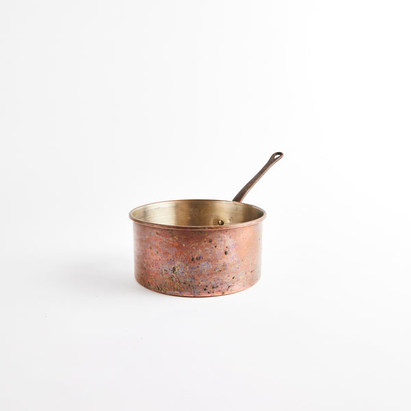 Copper pan with handle.