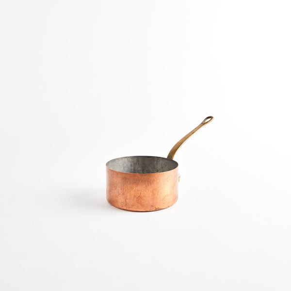 Copper pan with handle.