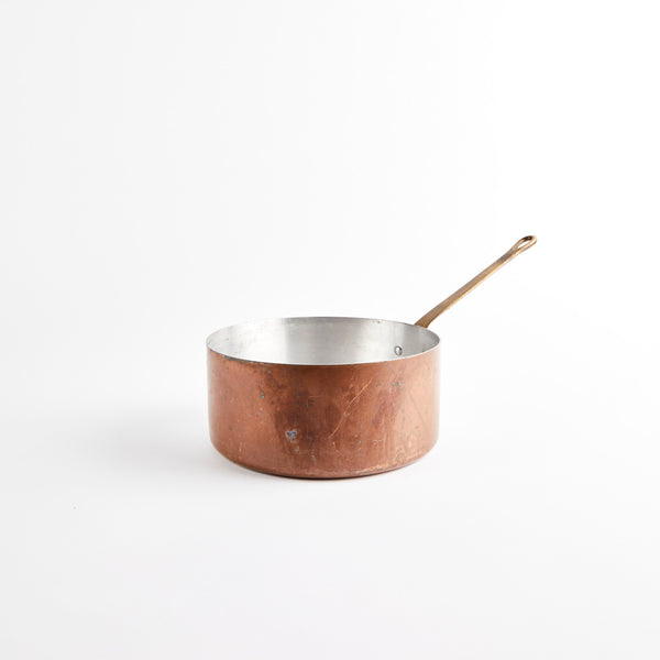 Copper pan with handle.