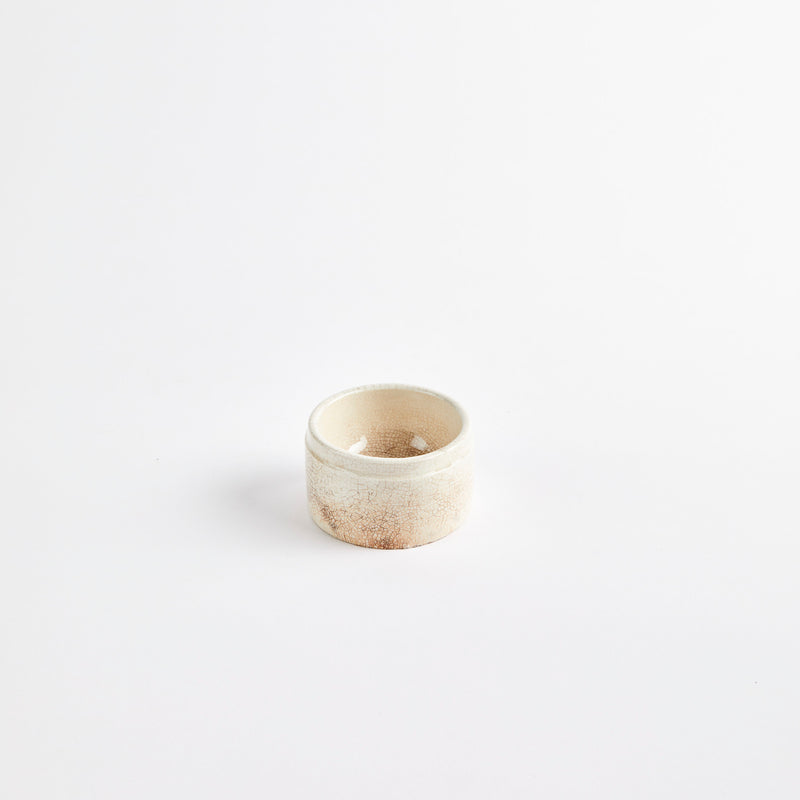 White ceramic mini pot with crackle design.