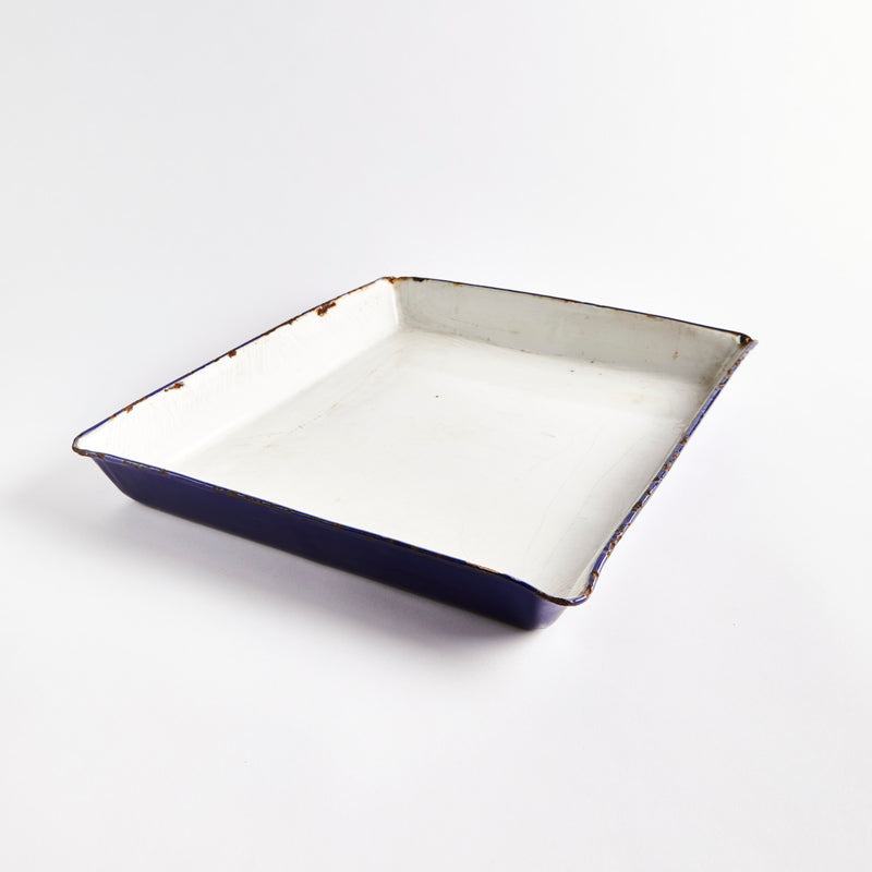 White and blue enamel baking tray.