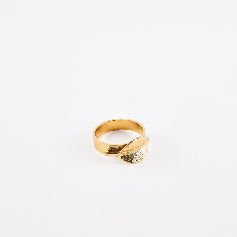 Gold napkin ring with gold leaf.