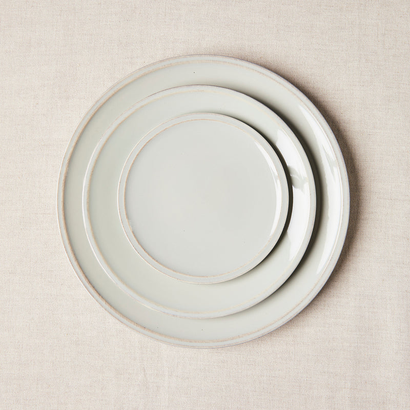 Light grey plate set.