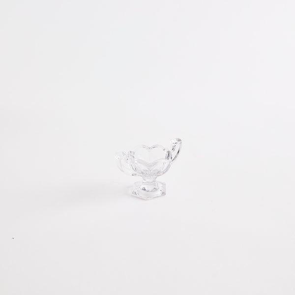 Clear pinch pot with handles. 