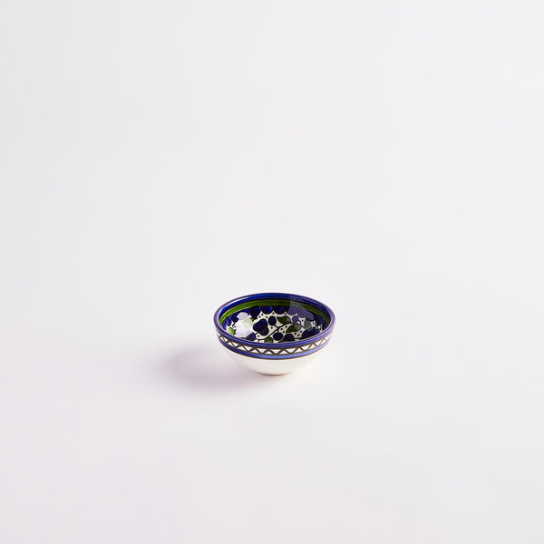 Blue and white detailed pinch pot. 